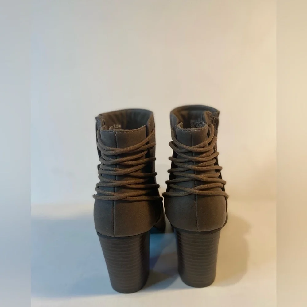 Madden Girl~Deliite~Faux Leather Ankle Boot~Criss Cross String Detail~Size 7.5